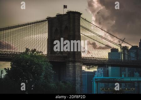 Une photo horizontale du pont de Brooklyn depuis le côté vue au crépuscule Banque D'Images