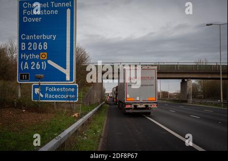 Les retards des camions ont entraîné les autorités à tester les contrôles post-Brexit à la jonction 11 sur la M20 alors qu'elles tentaient d'approcher l'Eurotunnel . Banque D'Images