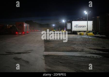 Des camions au dédouanement de fret de Motis à Douvres après le Brexit et réduisent les ralentissements au port. Banque D'Images