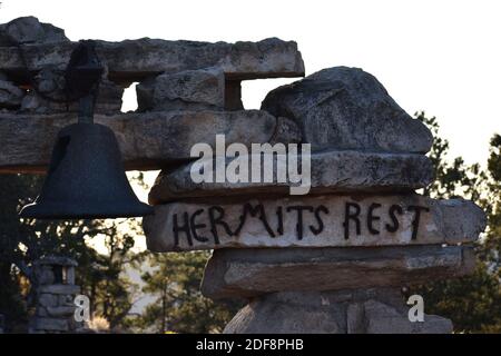 Un panneau métallique pour Hermites Rest et une cloche avec une fissure sur une arche de pierre dans le parc national du Grand Canyon, Arizona. Conçu par Mary Coulter. Banque D'Images