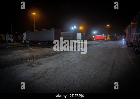 Des camions au dédouanement de fret de Motis à Douvres après le Brexit et réduisent les ralentissements au port. Banque D'Images