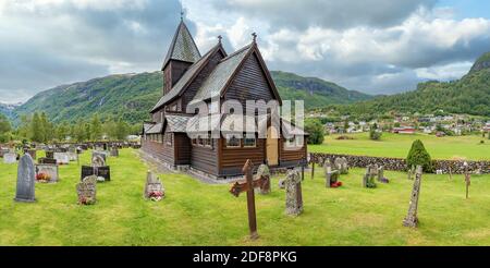 Røldal, Ullensvang, Norvège; 18 juillet 2020 - Église en bois de la Stave de Roldal (Røldal stavkyrkje) et cimetière le jour d'un ciel nuageux, Odda, Hordaland Banque D'Images