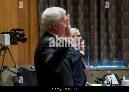 Ancien directeur adjoint du renseignement Federal Bureau of Investigation Kevin R. Brock, à gauche, et journaliste et auteur de l'enquête Lee Smith, à droite, Sont assermentés lorsqu'ils comparaissent devant une audience du Comité sénatorial de la sécurité intérieure et des affaires gouvernementales pour examiner la supervision du Congrès face à la branche exécutive et à la répression des médias, en se concentrant sur l'étude de cas de l'ouragan Crossfire, dans le bâtiment Dirksen du bureau du Sénat à Washington, DC., jeudi 3 décembre, 2020. Crédit : Rod Lamkey/CNP | utilisation dans le monde entier Banque D'Images