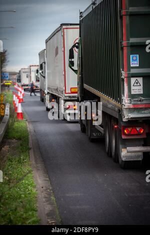 Les camions sont en retard par les autorités qui testent les contrôles post-Brexit à la jonction 11 sur la M20 alors qu'ils tentaient d'approcher l'Eurotunnel . Banque D'Images