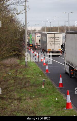 Les camions sont en retard par les autorités qui testent les contrôles post-Brexit à la jonction 11 sur la M20 alors qu'ils tentaient d'approcher l'Eurotunnel . Banque D'Images