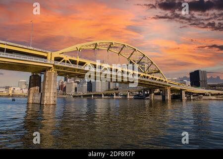 Front de mer urbain au centre-ville et pont de la route 279 avec ciel de coucher de soleil à Pittsburgh, Pennsylvanie. Banque D'Images