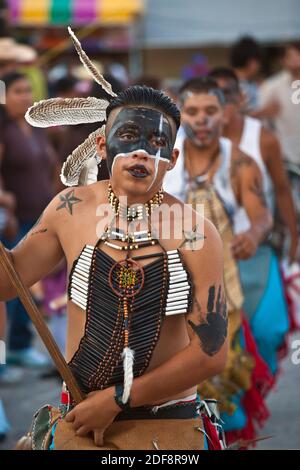 DANSEURS D'APACHE LORS DE LA CÉLÉBRATION DIA DE LOS LOCOS (JOUR DES CRAZIES) - SAN MIGUEL DE ALLENDE, GUANAJUATO, MEXIQUE Banque D'Images