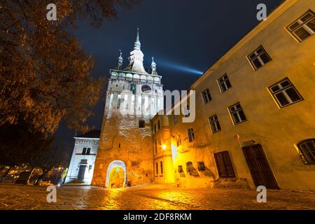 Tour de l'horloge il est sur le plus célèbre point de repère dans la ville du Moyen âge de Sighisoara, en Roumanie, la nuit Banque D'Images