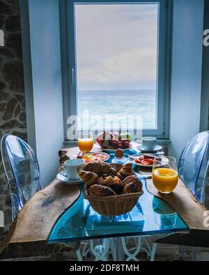 Petit déjeuner avec vue sur l'océan depuis la fenêtre, Cefalu, village médiéval de l'île de Sicile, province de Palerme, Italie. Europe Banque D'Images