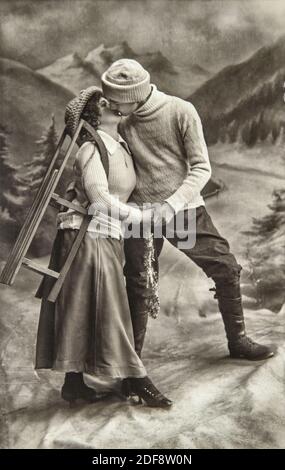 Jeune couple amoureux du traîneau. Image vintage avec grain et flou de film d'origine Banque D'Images