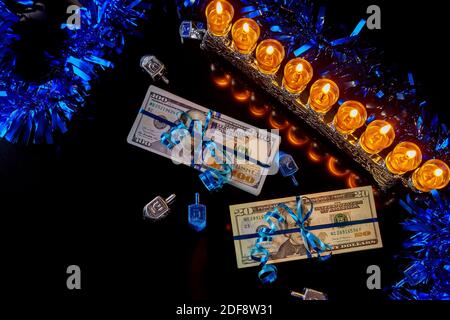 Hanukkah bougie de combustion menorah avec présente des billets de dollars. Cadeaux pour Hanoukkah. Banque D'Images