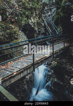 Cascade sous le pont en bois, Vrazji prolaz, Croatie Banque D'Images