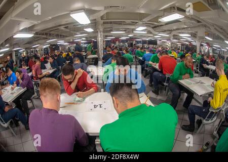 Distribuez la photo du dossier datée du 19 septembre 2019 des marins à l’examen d’avancement de l’E4 à l’échelle du NavyWide sur les ponts du Mess à bord du porte-avions déployé à l’avant de la Marine USS Ronald Reagan (CVN 76) en mer des Philippines. Un nombre inconnu de marins à bord du porte-avions de la classe Nimitz USS Ronald Reagan, qui s'est déployé vers l'avant au Japon et qui se trouve actuellement à côté de la jetée, ont été testés positifs pour le nouveau coronavirus COVID-19. Cela vient juste un jour après que la marine américaine a annoncé qu'elle avait mis en quarantaine l'équipage entier d'un autre porte-avions, l'USS Theodore Roosevelt, sur leur navire dans le port de Guam af Banque D'Images