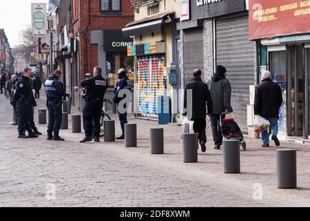 Les gens marchent à côté des policiers à côté du marché alimentaire de Wazemmes le 2 avril 2020 à Lille, dans le nord de la France. 25% des marchés alimentaires ont pu rouvrir cette semaine, mais ils doivent suivre des règles strictes et prendre des mesures de précaution. La plupart des marchés ont moins de dix stands, ils doivent respecter une distance minimale entre eux et assainisseur pour les mains devrait être disponible à l'entrée des marchés. Les marchés avaient été fermés la semaine dernière, le 24 mars, pour arrêter la propagation du coronavirus, car de nombreuses personnes étaient notamment vues sur les marchés à travers le pays. Photo de Julie Sebadelha/ABACAPRESS.COM Banque D'Images