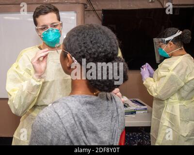 Distribuez la photo du dossier datée du 1er avril 2020 de l'hôpital Corpsman de 2e classe Michael Lusk, de Baltimore, prélève un échantillon d'écouvillons pour les tests COVID-19 à bord du porte-avions USS Theodore Roosevelt (CVN 71 à Guam. La marine américaine a renvoyé le commandant du porte-avions USS Theodore Roosevelt, qui avait soulevé l'alarme d'une épidémie de coronavirus sur son navire. Thomas Modly, le secrétaire de la marine par intérim, a déclaré que le capitaine Brett Crozier avait été soulagé de son commandement du porte-avions nucléaire parce qu'il avait copié en trop de personnes dans une note interne de lundi, dans laquelle il urg Banque D'Images