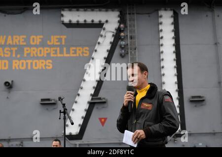 Remettre la photo du dossier en date du 14 novembre 2019 du capitaine Brett Crozier, commandant du porte-avions USS Theodore Roosevelt (CVN 71), s’adresse à l’équipage lors d’un appel à main levée sur le pont de vol du navire dans l’océan Pacifique. La marine américaine a renvoyé le commandant du porte-avions USS Theodore Roosevelt, qui avait soulevé l'alarme d'une épidémie de coronavirus sur son navire. Thomas Modly, le secrétaire de la marine par intérim, a déclaré que le capitaine Brett Crozier avait été soulagé de son commandement du porte-avions nucléaire parce qu'il avait copié trop de personnes sur une note interne Banque D'Images