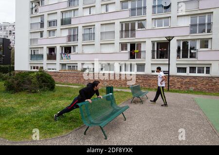 Un entraîneur sportif donne un cours de gymnastique aux résidents d'un quartier de classe ouvrière à Suresnes, banlieue de Paris, France le 3 avril 2020 en confinement pendant quelques semaines. Deux résidents et membres de l'association collectif solidaire des Chènes Ismael Ichaoui et Smail Belkacem ont décidé de donner, trois fois par semaine, des leçons sportives aux personnes sur leur balcon. Photo de Raphael Lafargue/ABACAPRESS.COM Banque D'Images