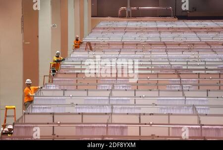 PAS DE FILM, PAS DE VIDÉO, PAS de TV, PAS DE DOCUMENTAIRE - les ouvriers de la construction ont mis les touches finales sur le Hall C unité 1 du site alternatif COVID-19 à McCormick place à Chicago, il, USA, le vendredi 3 avril 2020. Le hall C abritera 500 lits. Photo de Chris Sweda/Chicago Tribune/TNS/ABACAPRESS.COM Banque D'Images