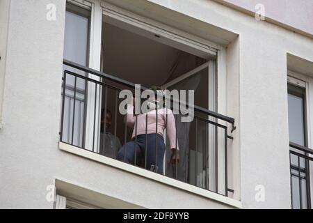 Un entraîneur sportif donne un cours de gymnastique aux résidents d'un quartier de classe ouvrière à Suresnes, banlieue de Paris, France le 3 avril 2020 en confinement pendant quelques semaines. Deux résidents et membres de l'association collectif solidaire des Chènes Ismael Ichaoui et Smail Belkacem ont décidé de donner, trois fois par semaine, des leçons sportives aux personnes sur leur balcon. Photo de Raphael Lafargue/ABACAPRESS.COM Banque D'Images