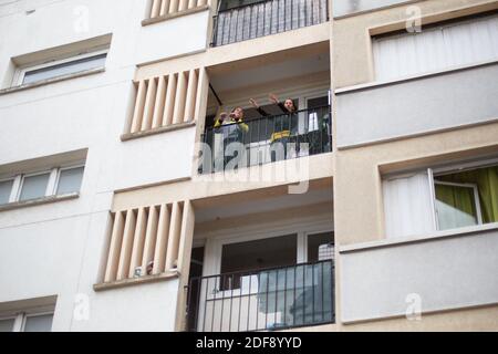 Un entraîneur sportif donne un cours de gymnastique aux résidents d'un quartier de classe ouvrière à Suresnes, banlieue de Paris, France le 3 avril 2020 en confinement pendant quelques semaines. Deux résidents et membres de l'association collectif solidaire des Chènes Ismael Ichaoui et Smail Belkacem ont décidé de donner, trois fois par semaine, des leçons sportives aux personnes sur leur balcon. Photo de Raphael Lafargue/ABACAPRESS.COM Banque D'Images