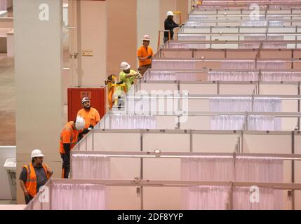 PAS DE FILM, PAS DE VIDÉO, PAS de TV, PAS DE DOCUMENTAIRE - les ouvriers de la construction ont mis les touches finales sur le Hall C unité 1 du site alternatif COVID-19 à McCormick place à Chicago, il, USA, le vendredi 3 avril 2020. Le hall C abritera 500 lits. Photo de Chris Sweda/Chicago Tribune/TNS/ABACAPRESS.COM Banque D'Images