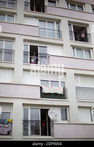 Un entraîneur sportif donne un cours de gymnastique aux résidents d'un quartier de classe ouvrière à Suresnes, banlieue de Paris, France le 3 avril 2020 en confinement pendant quelques semaines. Deux résidents et membres de l'association collectif solidaire des Chènes Ismael Ichaoui et Smail Belkacem ont décidé de donner, trois fois par semaine, des leçons sportives aux personnes sur leur balcon. Photo de Raphael Lafargue/ABACAPRESS.COM Banque D'Images