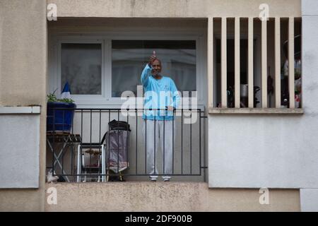 Un entraîneur sportif donne un cours de gymnastique aux résidents d'un quartier de classe ouvrière à Suresnes, banlieue de Paris, France le 3 avril 2020 en confinement pendant quelques semaines. Deux résidents et membres de l'association collectif solidaire des Chènes Ismael Ichaoui et Smail Belkacem ont décidé de donner, trois fois par semaine, des leçons sportives aux personnes sur leur balcon. Photo de Raphael Lafargue/ABACAPRESS.COM Banque D'Images