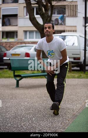 Un entraîneur sportif donne un cours de gymnastique aux résidents d'un quartier de classe ouvrière à Suresnes, banlieue de Paris, France le 3 avril 2020 en confinement pendant quelques semaines. Deux résidents et membres de l'association collectif solidaire des Chènes Ismael Ichaoui et Smail Belkacem ont décidé de donner, trois fois par semaine, des leçons sportives aux personnes sur leur balcon. Photo de Raphael Lafargue/ABACAPRESS.COM Banque D'Images