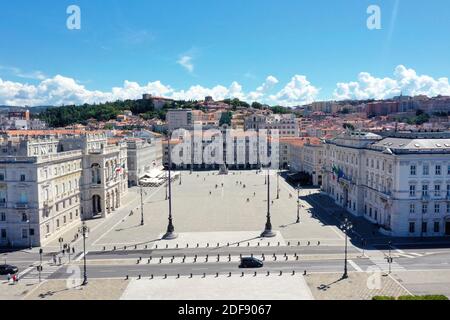 Trieste - Piazza Unità d'Italia dans une vue aérienne de au-dessus avec soleil et ciel bleu Banque D'Images