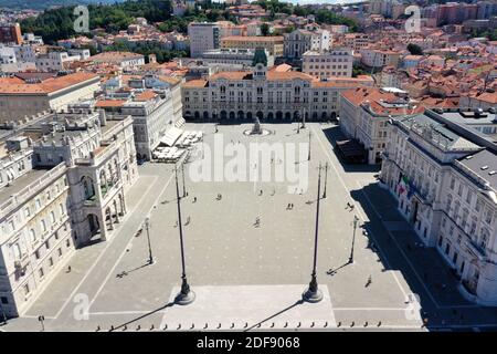 Trieste - Piazza Unità d'Italia dans une vue aérienne de au-dessus avec soleil et ciel bleu Banque D'Images