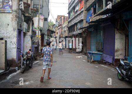 Les Indiens loiters sur la route principale de Sonagachi pendant 21 jours enfermer en Inde. La pandémie de Covid 19 a également affecté la plus grande zone de lumière rouge en Asie. Kolkata, Bengale-Occidental, Inde le 5 avril 2020. Photo par Arindam Mukherjee/ABACAPRESS.COM Banque D'Images