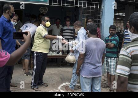 Une association de pousse-pousse-auto fournit aux conducteurs automobiles et aux propriétaires de pousse-pousse-pousse-pousse-auto 5 kgs riz, 3 kgs pomme de terre et 1/2 kg lentilles pendant 21 jours de verrouillage en Inde en raison de la pandémie de covid 19. Les conducteurs de scie à rocksaw et les propriétaires sont pauvres et sans travail maintenant. Kolkata, Bengale-Occidental, Inde le 3 avril 2020. Photo par Arindam Mukherjee/ABACAPRESS.COM Banque D'Images