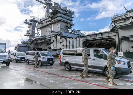 Distribuez la photo datée du 3 avril 2020 des mouseabees affectés au bataillon de construction mobile navale (NMCB) 1 et au NMCB 5 pour coordonner le transport des marins affectés au porte-avions USS Theodore Roosevelt (CVN 71) Qui ont subi des tests négatifs pour COVID-19 et sont asymptomatiques de la base navale de Guam au Gouvernement de Guam et d'hébergement commercial approuvé par les militaires. Les marins devront demeurer en quarantaine dans leur logement assigné pendant au moins 14 jours, conformément à la directive du ministère de la Défense et à l’ordonnance du gouverneur. Les véhicules ont quitté le quai et ont pris en charge les marins Theodore Roosevelt wh Banque D'Images