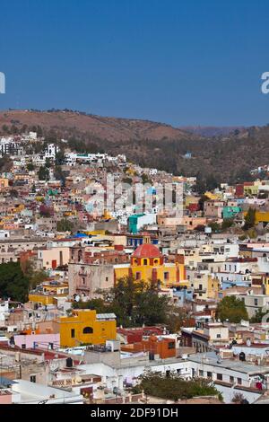 Maisons colorées sur la colline de la ville culturelle de GUANAJUATO dans le centre DU MEXIQUE Banque D'Images