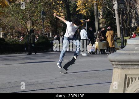 Skate Boarders pratiquant leur forme artistique, New York, NY USA Banque D'Images