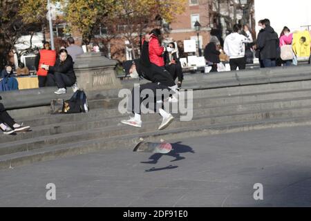 Skate Boarders pratiquant leur forme artistique, New York, NY USA Banque D'Images