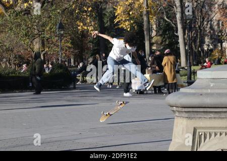 Skate Boarders pratiquant leur forme artistique, New York, NY USA Banque D'Images