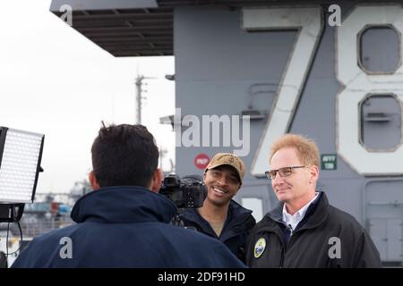 Remettre la photo du dossier en date du 31 janvier 2020 de l'honorable Thomas Molly, secrétaire intérimaire de la Marine, Et le chef de l'aviation, le compagnon (équipement) de Boatswain Louis Mountain, de Seat Pleasant, Maryland, affecté au service aérien du porte-avions USS Gerald R. Ford (CVN 78), répond aux questions de l'entrevue lors d'un événement médiatique sur le pont de vol de Ford dans l'océan Atlantique. Le secrétaire de la Marine par intérim, Thomas Modly, a démissionné mardi après avoir examiné avec soin la façon dont il avait manipulé le tir d'un capitaine de porte-avions qui avait demandé de l'aide pour une éclosion de coronavirus. Molly est tombé sous le feu et a été appelé par la base de données Banque D'Images