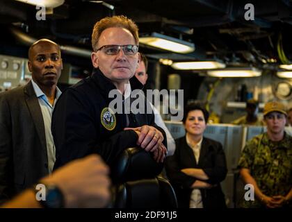 Remettre le dossier photo en date du 14 janvier 2020 du secrétaire de la Marine par intérim Thomas B. Molly visite le pont et le centre d'information de commandement (CIC) du navire de combat littoral variante Independence USS Gabrielle Giffords (LCS 10) à Singapour. Le secrétaire de la Marine par intérim, Thomas Modly, a démissionné mardi après avoir examiné avec soin la façon dont il avait manipulé le tir d'un capitaine de porte-avions qui avait demandé de l'aide pour une éclosion de coronavirus. Modly est tombé sous le feu et a été appelé par les législateurs démocrates à démissionner après que les remarques faites lors de son discours à l'équipage de l'USS Theodore Roosevelt ont été présentées Banque D'Images