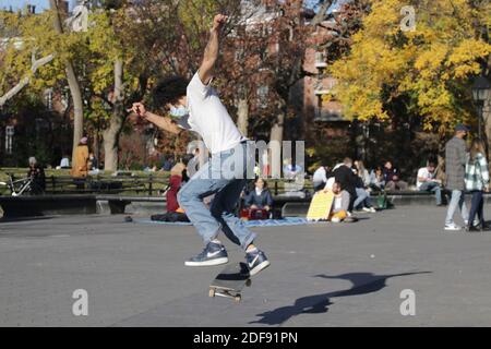 Skate Boarders pratiquant leur forme artistique, New York, NY USA Banque D'Images