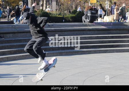 Skate Boarders pratiquant leur forme artistique, New York, NY USA Banque D'Images