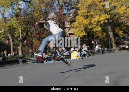 Skate Boarders pratiquant leur forme artistique, New York, NY USA Banque D'Images