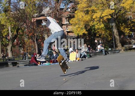 Skate Boarders pratiquant leur forme artistique, New York, NY USA Banque D'Images