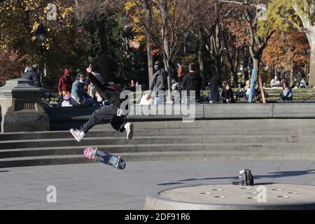 Skate Boarders pratiquant leur forme artistique, New York, NY USA Banque D'Images