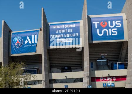 Paris Saint-Germain home stade « Parc des Princes » affiche des bannières remerciant tous ceux qui se sont mobilisés et déclarant « tous Unis », comme vu à Paris, France, le 8 avril 2020. Photo par Ammar Abd Rabbo/ABACAPRESS.COM Banque D'Images