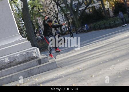 Skate Boarders pratiquant leur forme artistique, New York, NY USA Banque D'Images