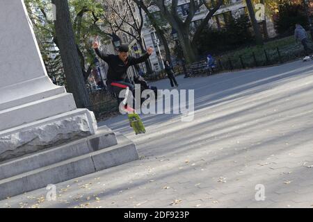 Skate Boarders pratiquant leur forme artistique, New York, NY USA Banque D'Images