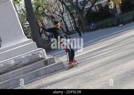 Skate Boarders pratiquant leur forme artistique, New York, NY USA Banque D'Images