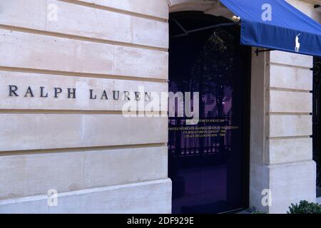 Vue d'un magasin Ralph Lauren fermé sur l'avenue Montaigne après la mesure de l'environnement due à la pandémie du coronavirus (Covid-19) à Paris, le 8 avril 2020 à Paris, France. La France a enregistré 541 autres décès par coronavirus dans les hôpitaux du pays au cours des 24 dernières heures, portant le nombre total de décès à 10,809 mercredi. Toutefois, la hausse des admissions en soins intensifs a continué de ralentir. Photo de David Niviere/ABACAPRESS.C OM Banque D'Images