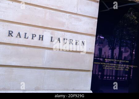 Vue d'un magasin Ralph Lauren fermé sur l'avenue Montaigne après la mesure de l'environnement due à la pandémie du coronavirus (Covid-19) à Paris, le 8 avril 2020 à Paris, France. La France a enregistré 541 autres décès par coronavirus dans les hôpitaux du pays au cours des 24 dernières heures, portant le nombre total de décès à 10,809 mercredi. Toutefois, la hausse des admissions en soins intensifs a continué de ralentir. Photo de David Niviere/ABACAPRESS.C OM Banque D'Images